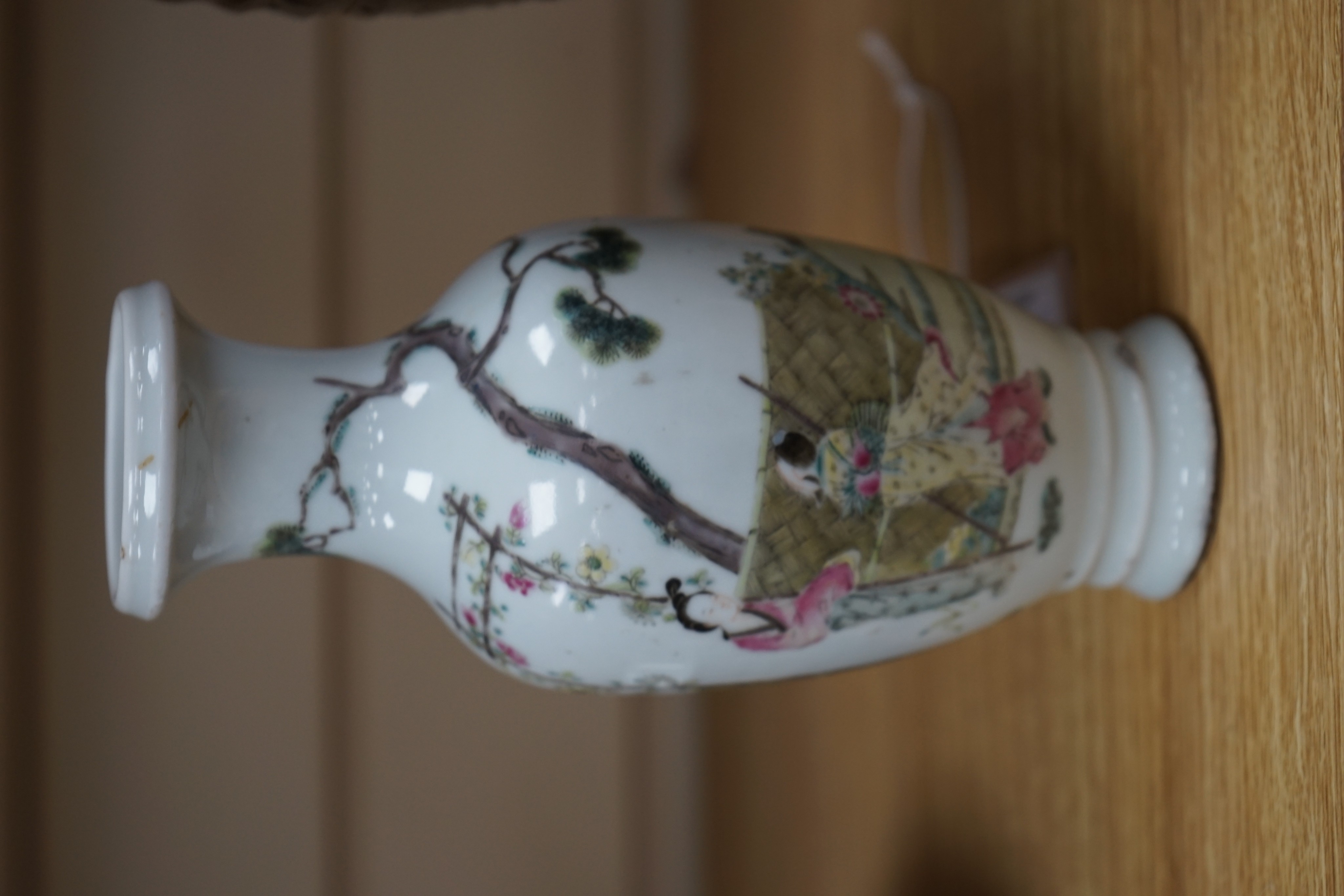 A Chinese famille rose vase, late Qing/ Republic, 20cm